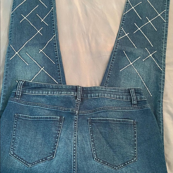 NWT Women Embroidered Jeans - Picture 4 of 5